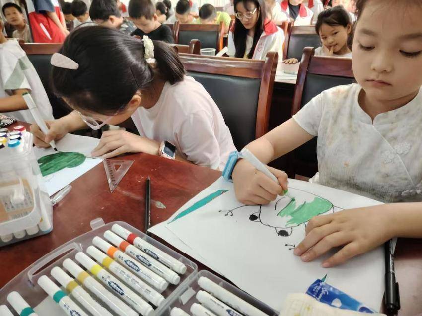 五线谱遇上调色盘：伟德国际victor1946志愿者为儿童打造“音乐+绘画”创新美育课.docx